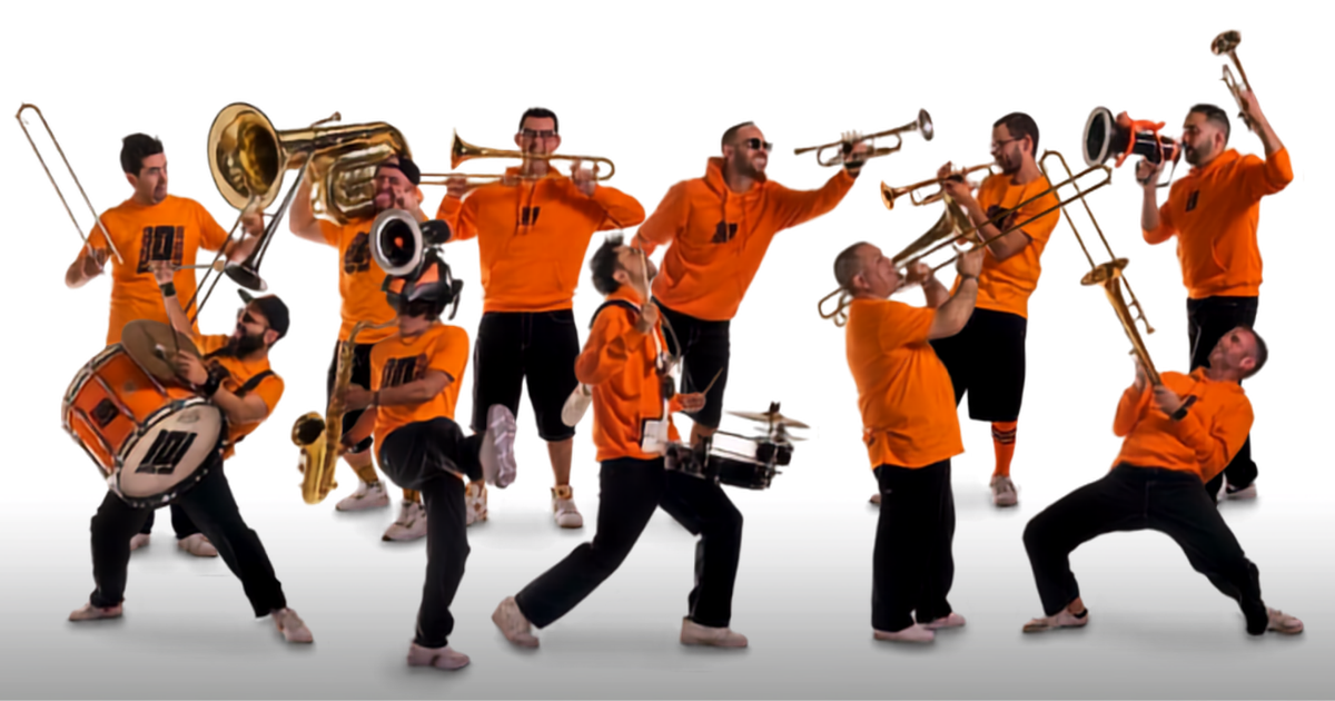 Actuación de la 101 Brass Band por las calles de El Pueblo